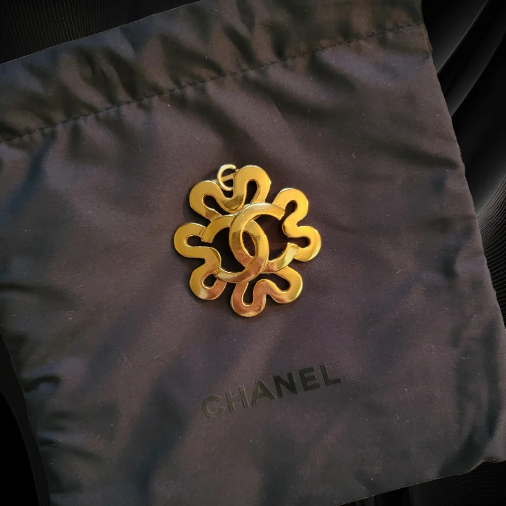 CHANEL | VINTAGE CC SQUIGGLE FLOWER PENDANT SPRING 1995 - Picture 2 of 7
